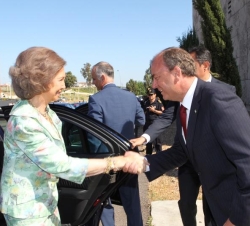 Su Majestad la Reina es recibida a su llegada al Palacio de Congresos de Mérida por el presidente del Gobierno de Extremadura, José Antonio Monago